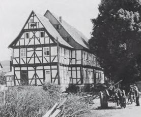 26 Niederbeisheim, Gutshaus nach der Freilegung des Fachwerks, Rückseite, 1952