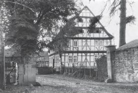 25 Niederbeisheim, Gutshaus nach der Freilegung des Fachwerks, Vorderseite 1952