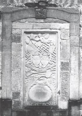19 Grabstein des Fürst/. Hess. Obristen v. Huyn, 1720, an der Kirche in Niederbeisheim