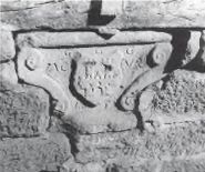 14 Niederbeisheim, Wappenstein MCVR (Melchior Christoph v. Romrod) 1652, heute am Brunnen auf dem Hof in Niederbeisheim